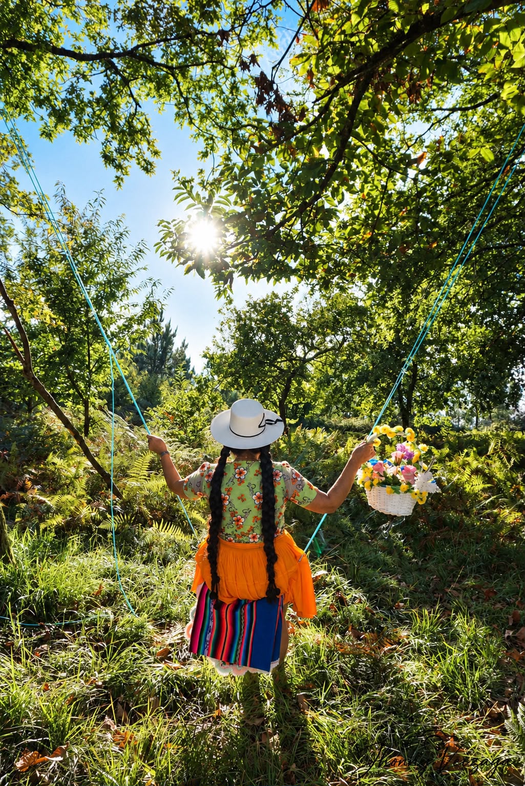 Una cholita de espaldas, con sombrero blanco y trenzas, sostiene una canasta de flores bajo los árboles