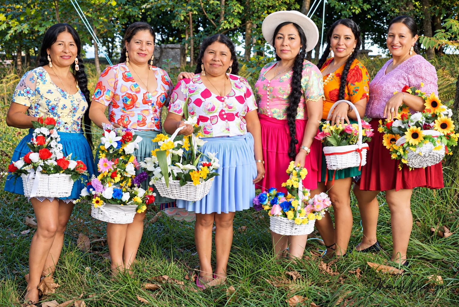 Cholitas posan juntas con sus canastas de flores en el parque