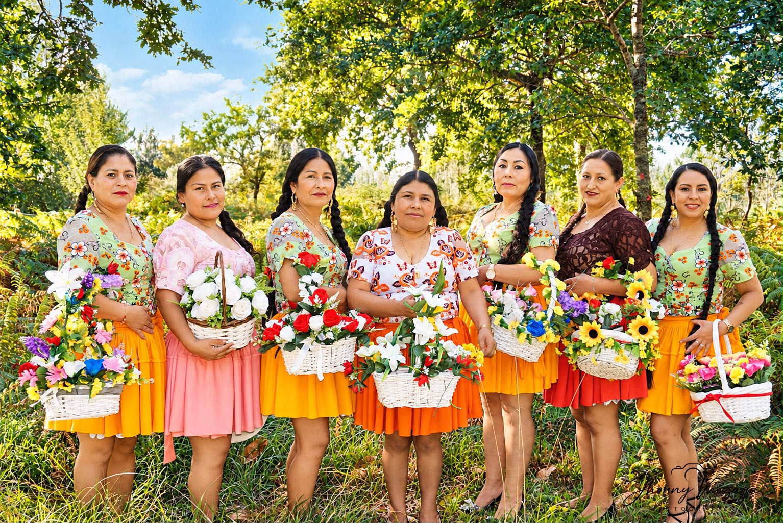 Cholitas con polleras de colores posan en fila con sus canastas de flores